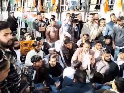 राजभवन के बाहर प्रदर्शन करते हुए युवा कांग्रेस कार्यकर्ता।