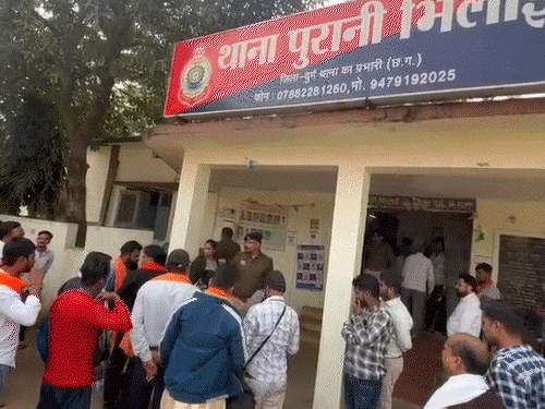 जेल में बंद बेटे को छुड़ाने के नाम पर महिला के साथ आरक्षक ने की छेड़छाड़। हिंदूवादी संगठन के हंगामे के बाद FIR दर्ज। - Dainik Bhaskar