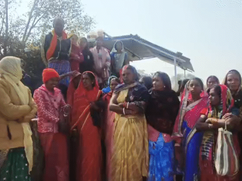 सरगुजा में पंडो जनजाति के लोगों को राष्ट्रपति द्रौपदी मुर्मू के कार्यक्रम में जाने से प्रशासन ने रोक दिया।