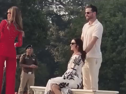 डोनाल्ड ट्रंप जूनियर ने अपनी गर्लफ्रेंड के साथ डायना बेंज पर बैठकर तस्वीर खिंचवाई।