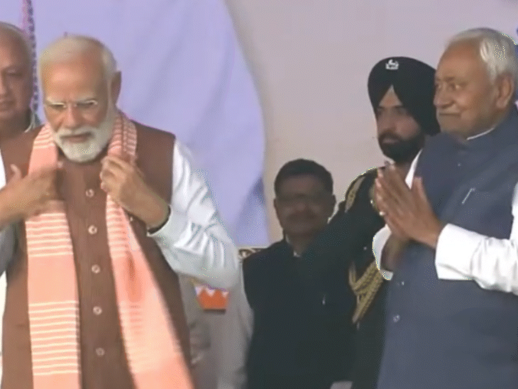 शपथ ग्रहण के बाद मोदी ने गमछा घुमाकर लोगों का अभिवादन किया।