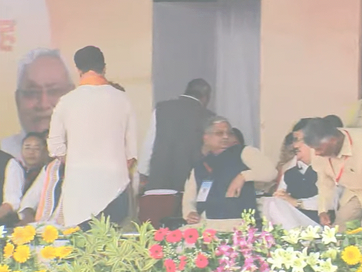 मंच पर मांझी के पैर छूते चिराग पासवान।