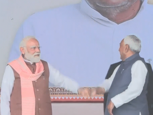 PM मोदी ने हाथ जोड़कर लोगों का अभिवादन किया।