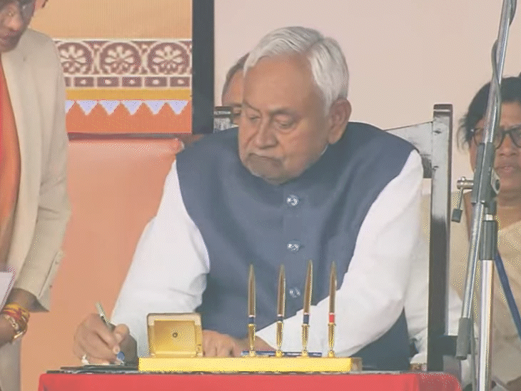 शपथ ग्रहण के बाद साइन करते नीतीश कुमार।
