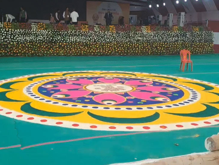 पाहुण्यांच्या स्वागतासाठी रांगोळी काढली.