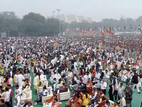 गांधी मैदान में शपथ ग्रहण में पहुंचे लोग।