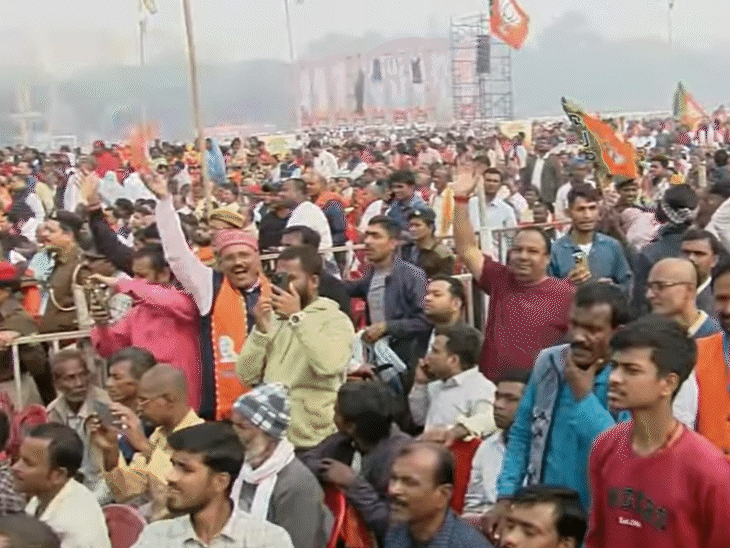 गमछा हिलाकर अमित शाह का अभिवादन करते बीजेपी के कार्यकर्ता।