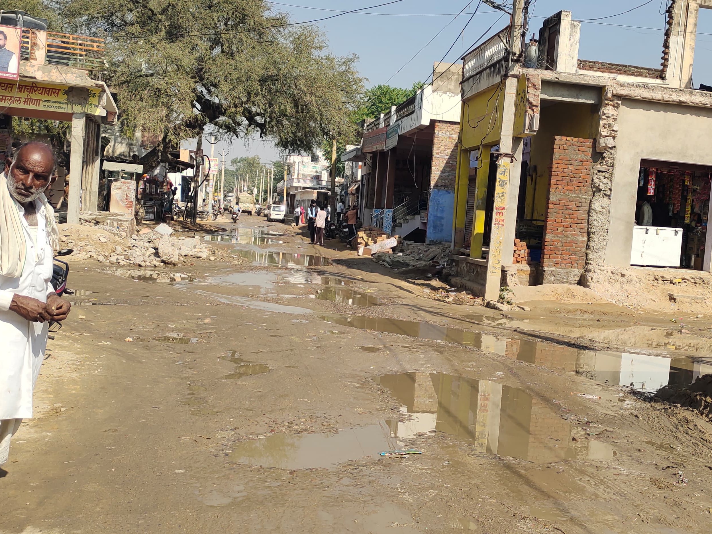 मुख्य बाजार में वाहन लेकर निकलना तो दूर, पैदल चलना भी दूभर हो गया है। कीचड़ और गंदे पानी के कारण दुकानों पर व्यापार ठप पड़ गया है।