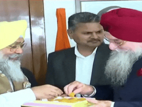 शपथ के बाद स्पीकर विधायक का मुंह मीठा करवाते हुए