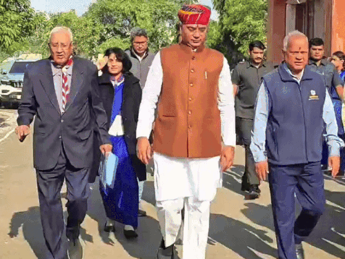 जयपुर में जल संसाधन मंत्री सुरेश सिंह रावत के सिविल लाइंस स्थित आवास में लेपर्ड घुस गया। यहां से निकलकर लेपर्ड आसपास के कई घरों और स्कूल में भी घुसा। इससे अफरा-तफरी मची रही।