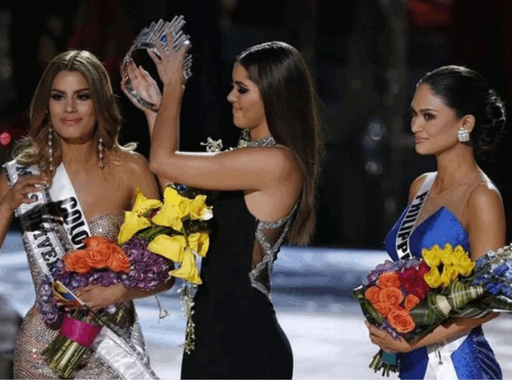 मिस यूनिवर्स 2015 क्राउनिंग के दौरान हुई गड़बड़ की तस्वीर।