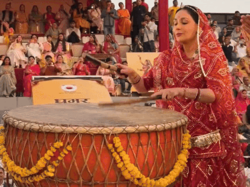 जयपुर में घूमर महोत्सव शुरू करते हुए डिप्टी सीएम दीया कुमारी ने नगाड़ा बजाया। वहीं उदयपुर की दिव्यांग डांसर दिया श्रीमाली ने सभी का दिल जीत लिया।