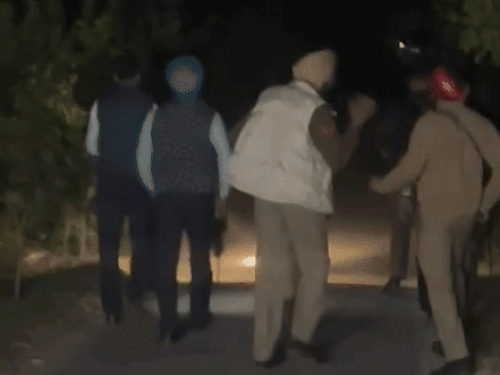 पुलिस कमिश्नर स्वपन शर्मा मौके पर पहुंचे। स्पॉट पर भारी पुलिस बल की तैनाती की गई है।