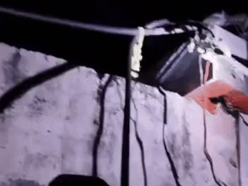 मंदिर के पास डायरेक्ट PVC केबल के माध्यम से बिजली चोरी।