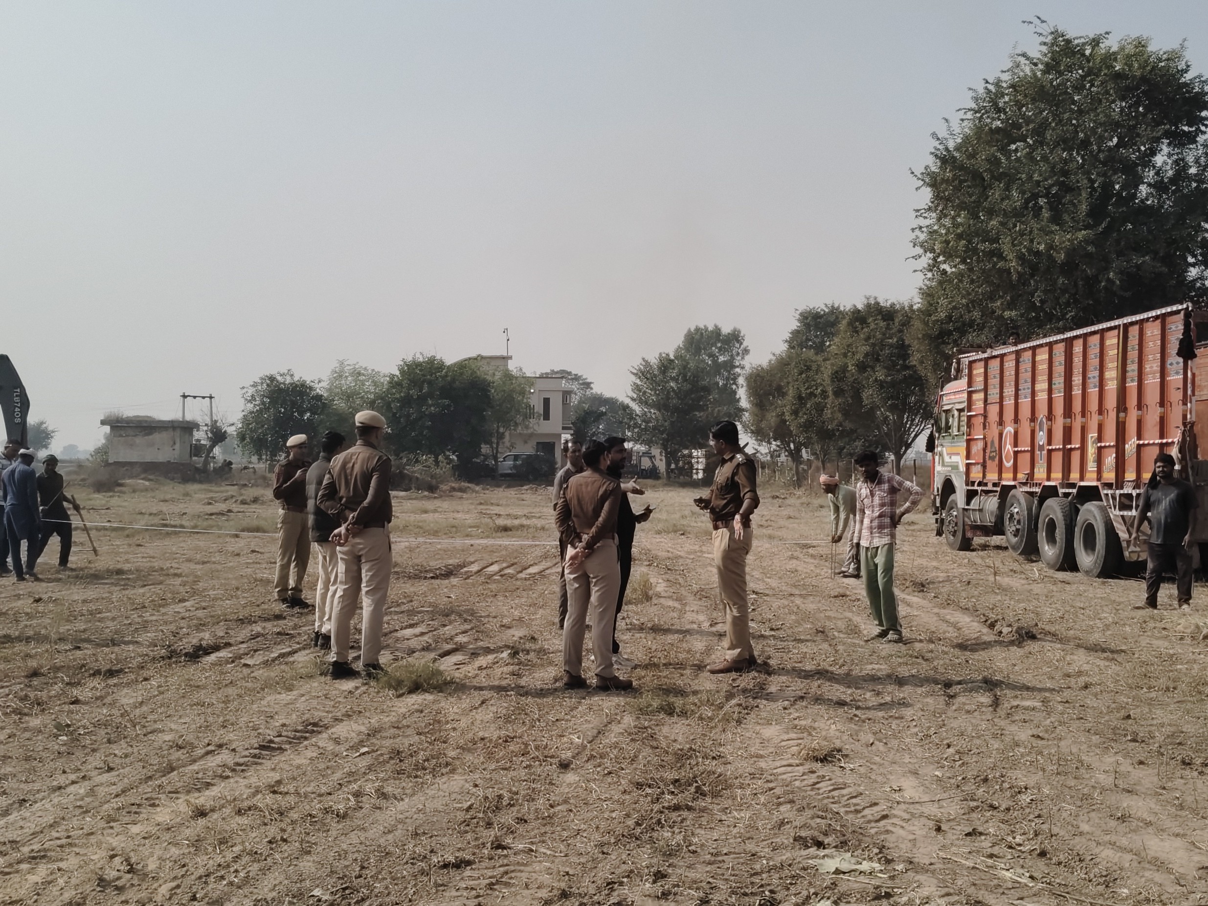 Construction of ethanol factory begins in Tibbi under police surveillance |  टिब्बी में एथेनॉल फैक्ट्री का पुलिस पहरे में निर्माण शुरू: दो दिन बाद  इंटरनेट बहाल, किसानों का ...
