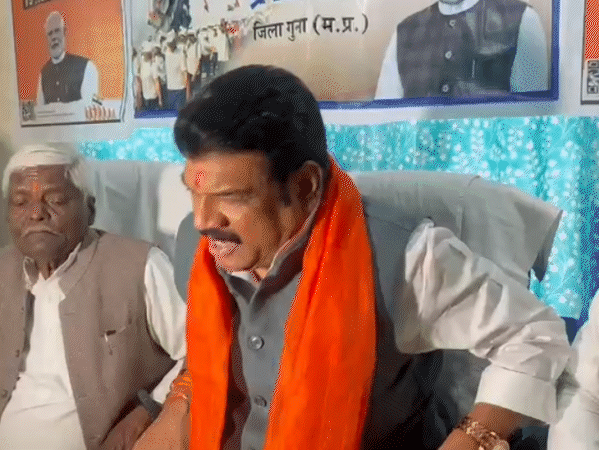 जनता से जुड़े एक सवाल पर गोलमोल जवाब देने के बाद मंत्री गोविंद सिंह राजपूत उठकर चल दिए।