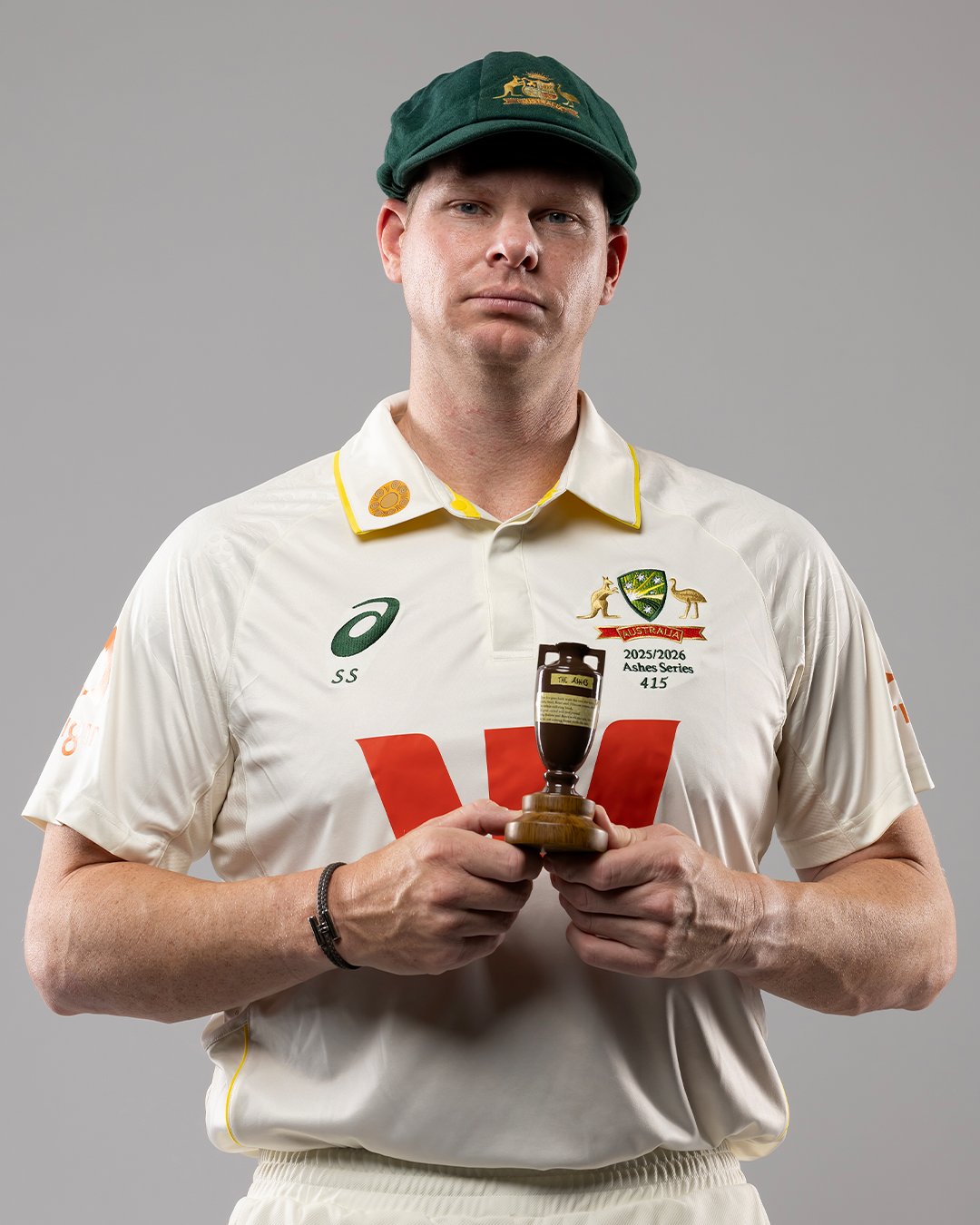 पर्थ में होने वाले पहले टेस्ट में पैट कमिंस की जगह स्टीव स्मिथ टीम की कप्तानी कर रहे हैं।