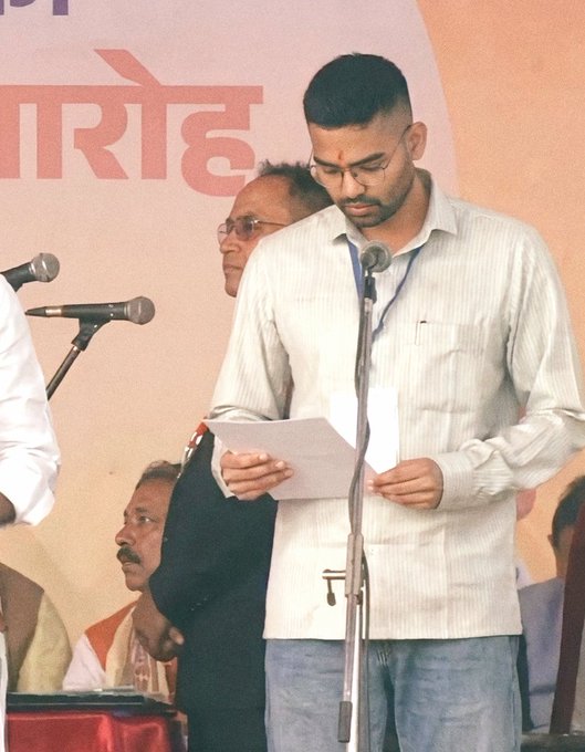 उपेंद्र कुशवाहा के बेटे दीपक प्रकाश ने नीतीश कुमार की नई सरकार में मंत्री पद की शपथ ली।