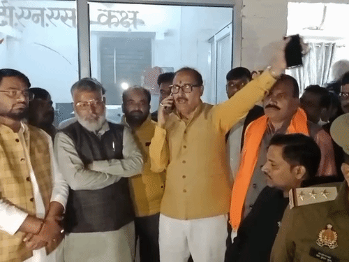 BKT विधायक योगेश शुक्ला मौके से पुलिस के उच्चाधिकारियों को मामले की सूचना देते हुए।