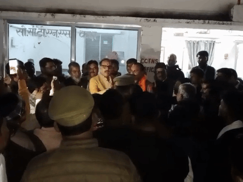 लखनऊ में BKT विधायक योगेश शुक्ला महिगवां थानाधिकारी को खरी-खोटी सुनाते हुए।