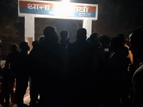 विधायक के समर्थकों ने महिगवां थाने के बाहर जमकर नारेबाजी की।