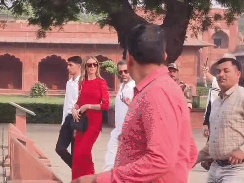 डोनाल्ड ट्रंप जूनियर अपनी गर्लफ्रेंड के साथ ताजमहल घूमने पहुंचे ।