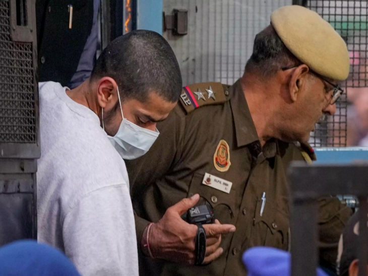 अनमोल को अमेरिका 19 नवंबर को दिल्ली लाया गया। कोर्ट ने उसे 11 दिन की NIA की कस्टडी में भेज दिया है।