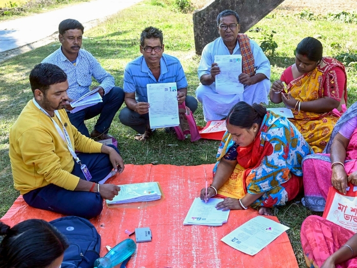 पश्चिम बंगाल: मालदा में बूथ लेवल ऑफिसर (BLO) वोटर लिस्ट के स्पेशल इंटेंसिव रिवीजन (SIR) के लिए एन्यूमरेशन फॉर्म भरवाते नजर आए।