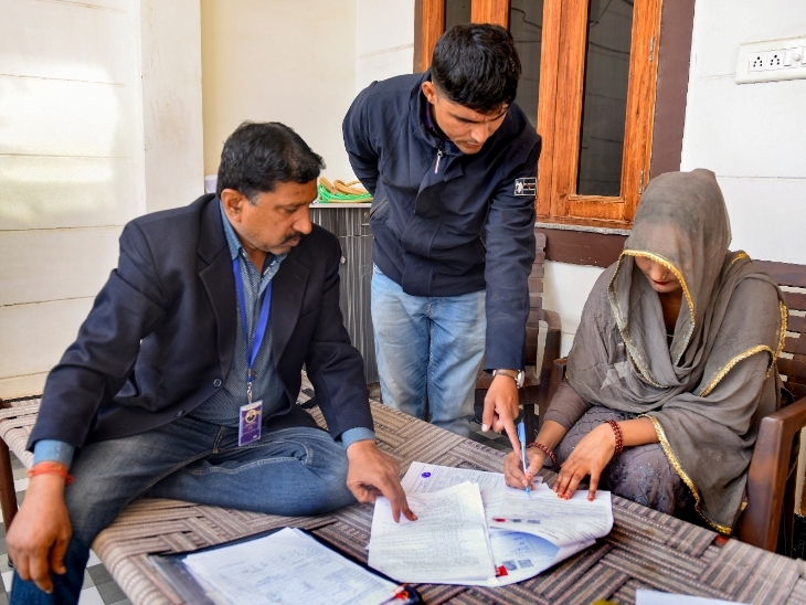 राजस्थान: बीकानेर में वोटर लिस्ट के स्पेशल इंटेंसिव रिवीजन (SIR) के लिए गिनती का फॉर्म भरने में एक वोटर की मदद करते बूथ लेवल ऑफिसर।