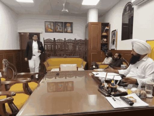 SC कमिशन के चेयरमैन जसबीर सिंह गड्डी से मिलते हुए राजा वडिंग के वकील।