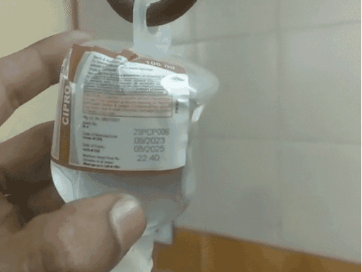 बोतल पर एक्सपायरी डेट साफ दिख रही है।