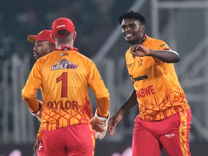 विकेट की खुशी मनाते जिम्बाब्वे के प्लेयर्स।