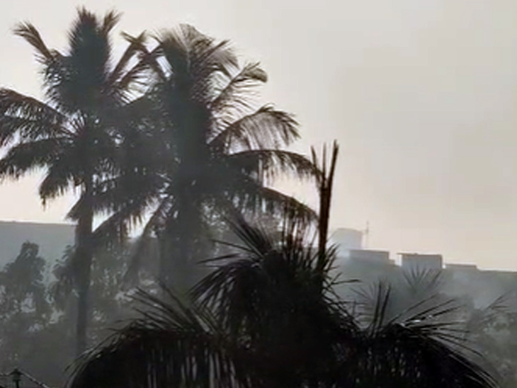 धनबाद में सुबह छाया हल्का कोहरा।