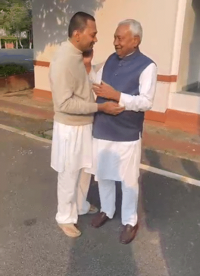 10वीं बार सीएम बने नीतीश कुमार ने बेटे निशांत को गले लगा लिया।