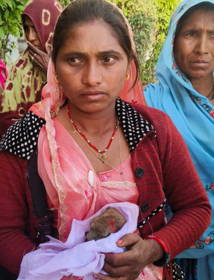 महिला के हाथ में लिए पत्थर में आत्मा को ले जाने का दावा किया।