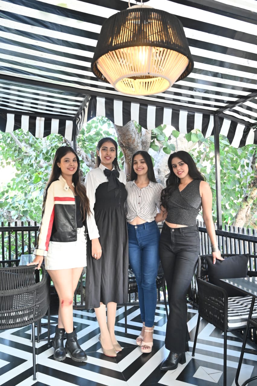 इन अनोखे फ्लेवरों ने मेहमानों को एक नए टेस्ट का अनुभव कराया। फूड मेन्यू में भी नई डिशेज में शामिल थीं।