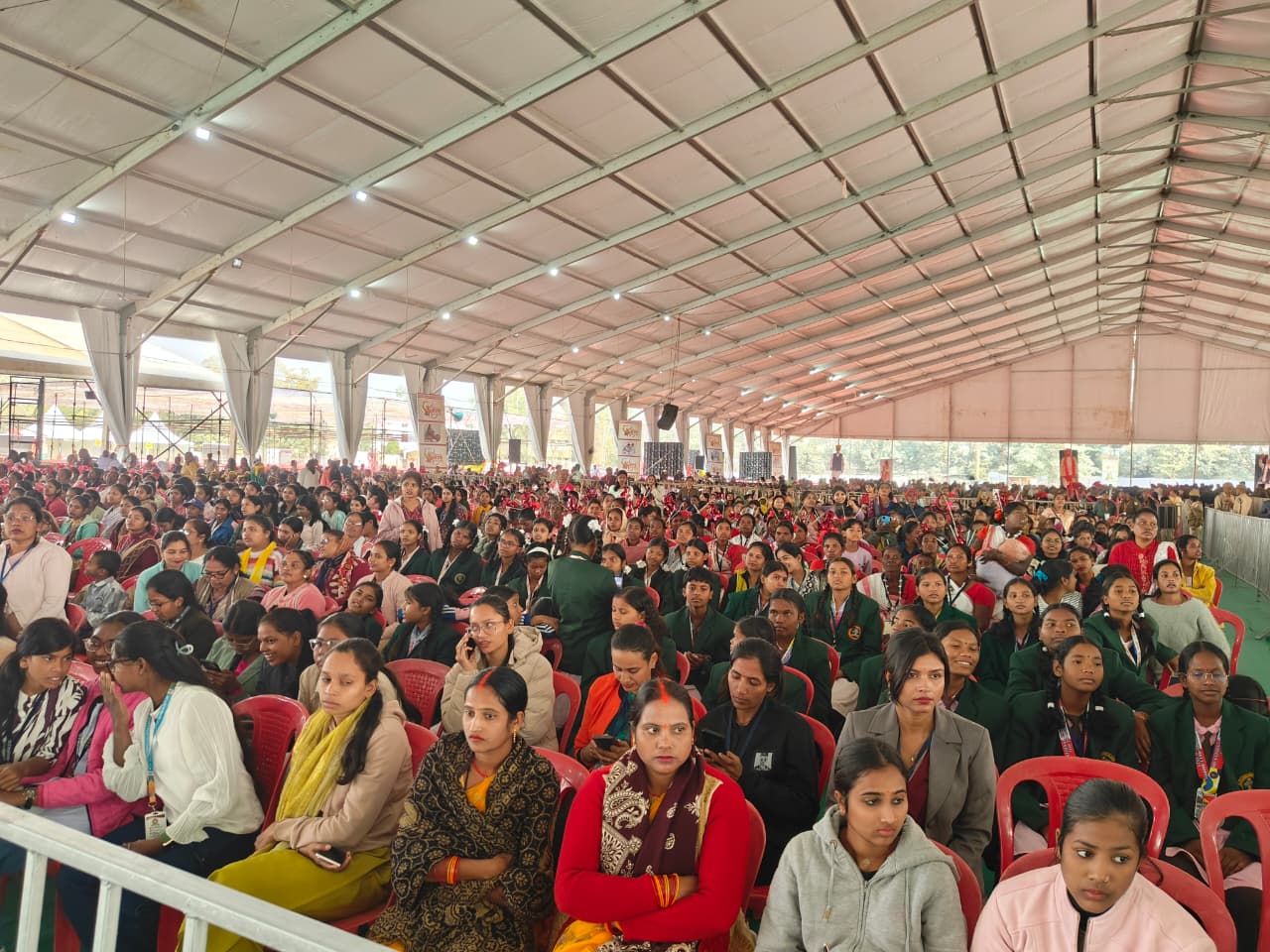 राष्ट्रपति द्रौपदी मुर्मू के कार्यक्रम में बड़ी संख्या में महिलाएं शामिल हुईं।