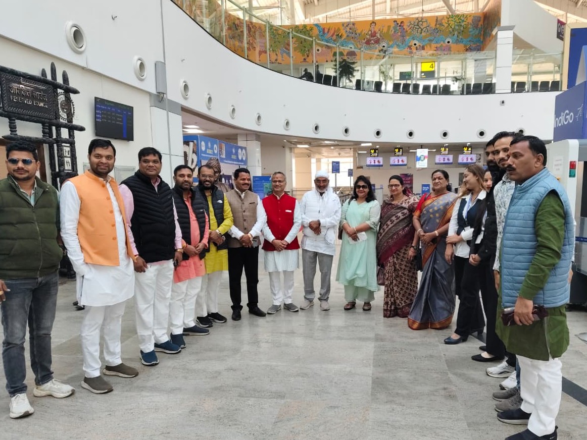 पहले दिन भोपाल से पचमढ़ी के लिए जनप्रतिनिधियों ने उड़ान भरी। - Dainik Bhaskar