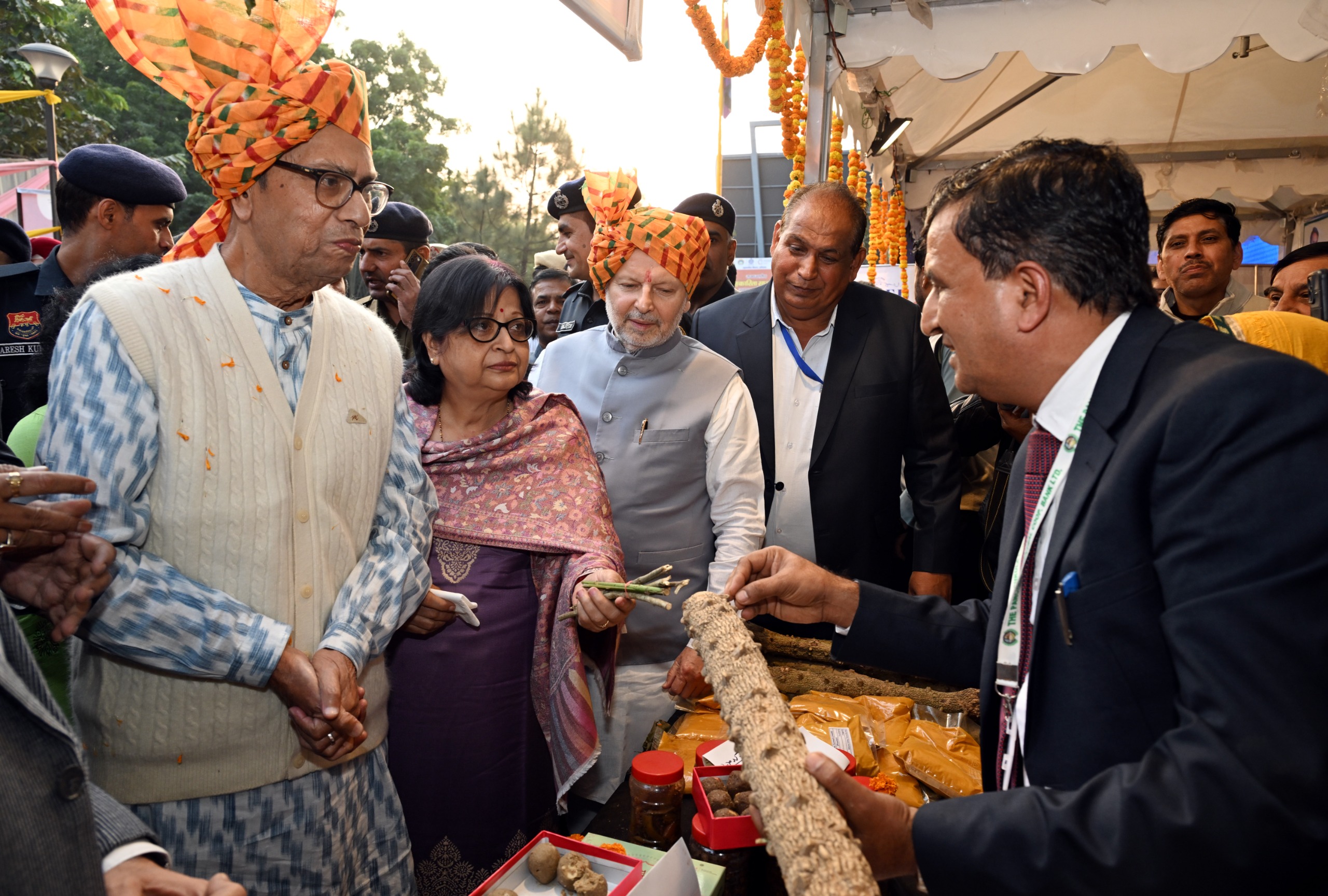 पंचकूला स्वदेशी मेले में स्टॉल का निरीक्षण करते हुए राज्यपाल असीम घोष व मंत्री डा. अरविंद शर्मा।