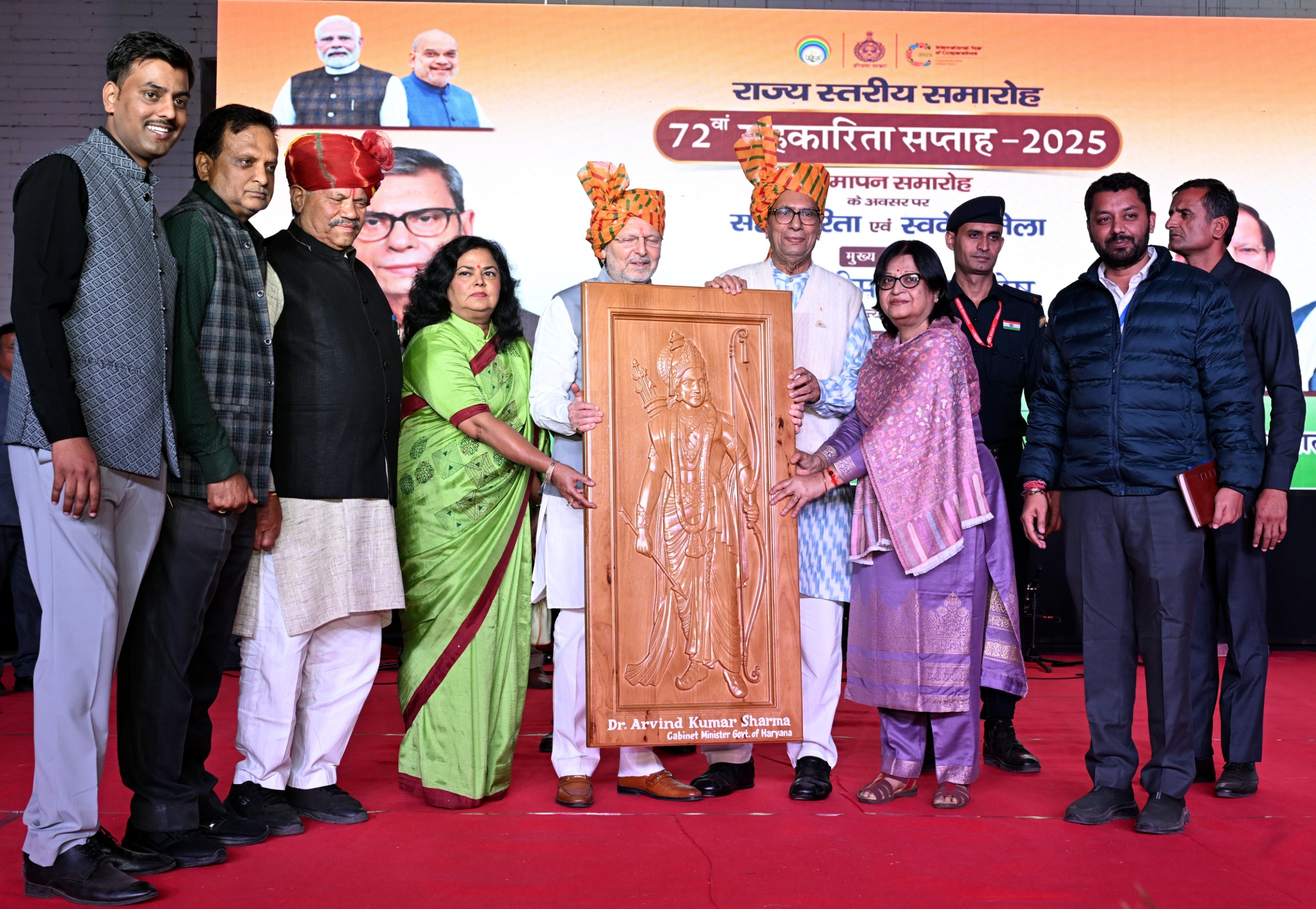 राज्यपाल असीम घोष को स्मृति चिन्ह देते मंत्री अरविंद शर्मा।