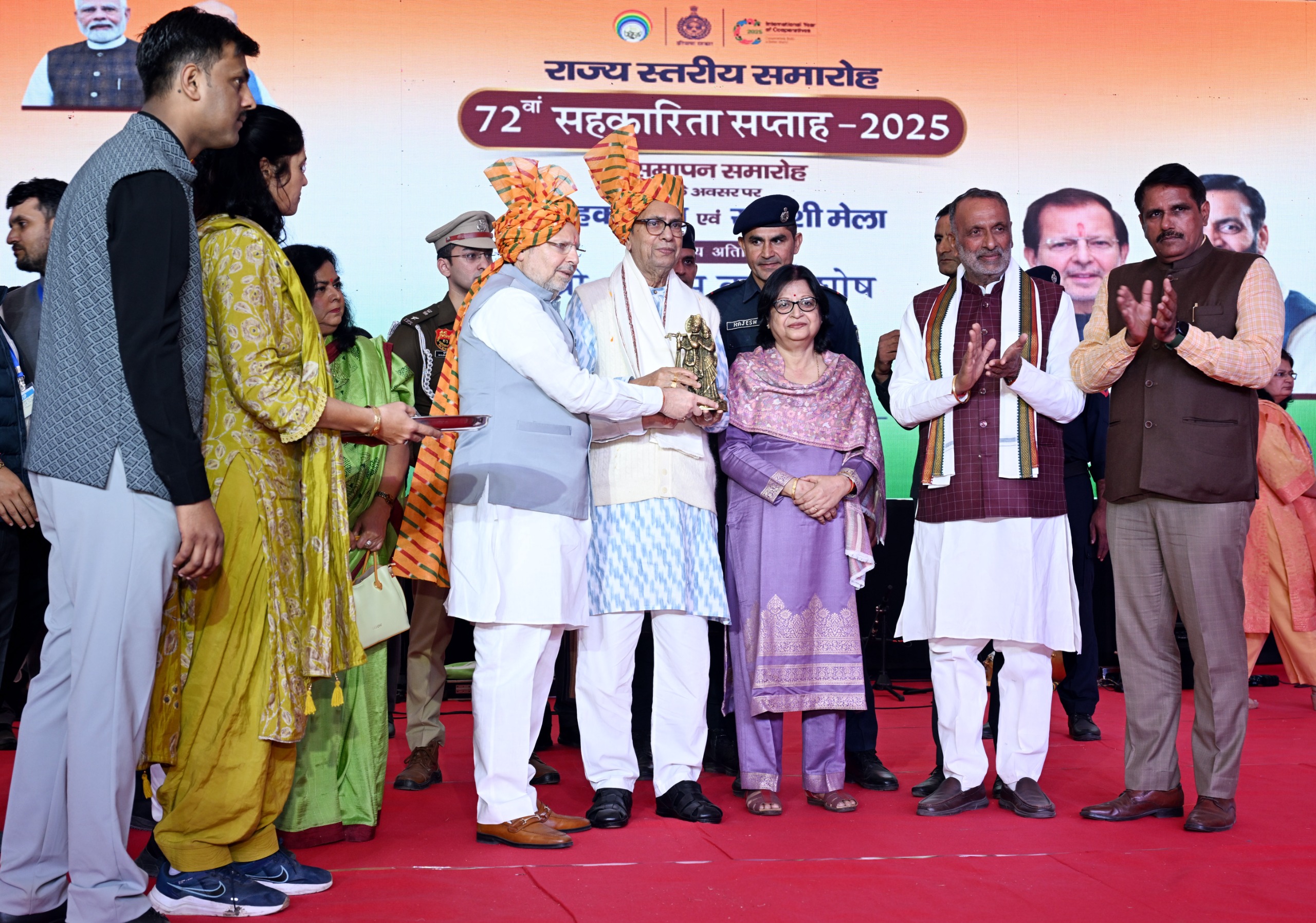 कार्यक्रम में राज्यपाल को स्मृति चिन्ह भेंट करते हुए मंत्री अरविंद शर्मा।