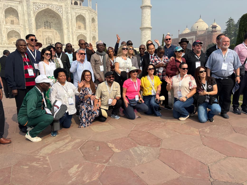 ताजमहल देखने आए 40 देशों के मेहमानों ने ली फोटो।