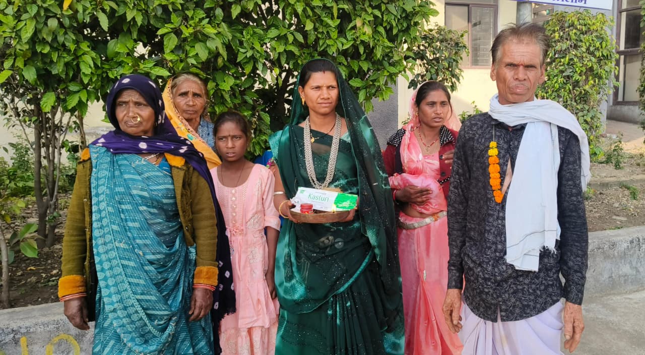 आत्मा लेने जाने के पहले मेडिकल कॉलेज में खड़े परिजन व अन्य।