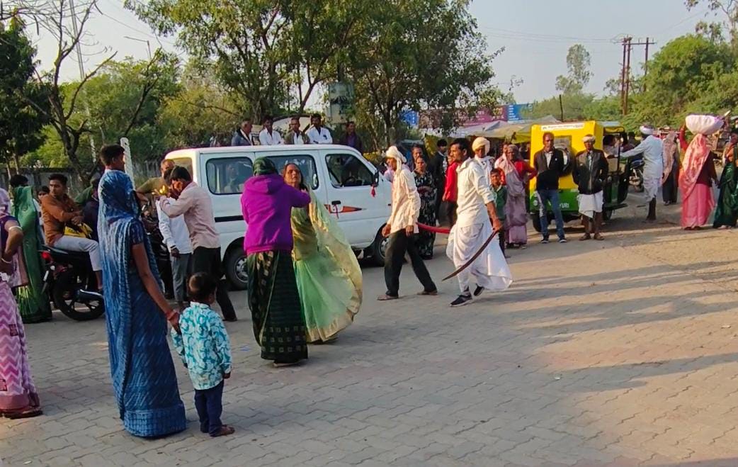 मेडिकल कॉलेज के मुख्य गेट के बाहर तलवार लहराते हुए लोगों को पकड़ कर ले जाते हुए।