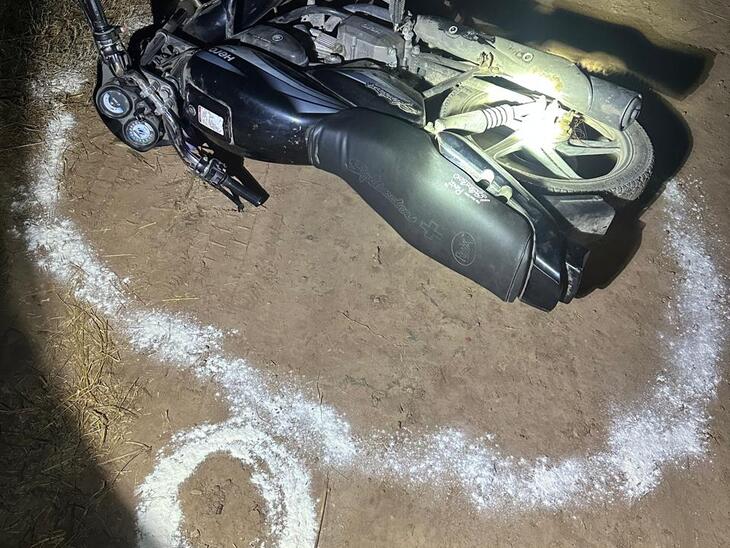 घटनास्थल पर गिरा हुआ आरोपी जतिन काली का मोटरसाइकिल।