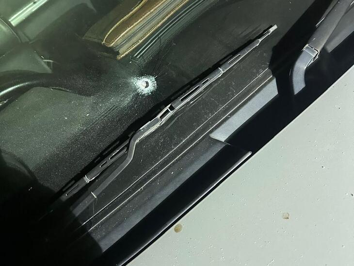 आरोपी की तरफ से किया गया फायर, जो पुलिस की गाड़ी के शीशे पर लगा है।