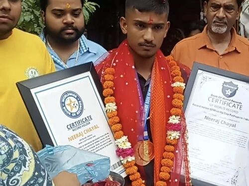 पुशअप इवेंट में मिले सर्टिफिकेट के साथ नीरज।