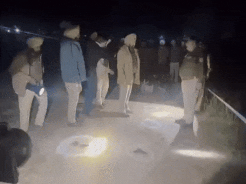 एसएसपी को एनकाउंटर की जानकारी देते पुलिस मुलाजिम।