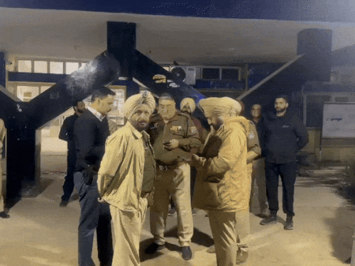 फिरोजपुर में एनकाउंटर के बाद मौके का जायजा लेते पुलिस अफसर।