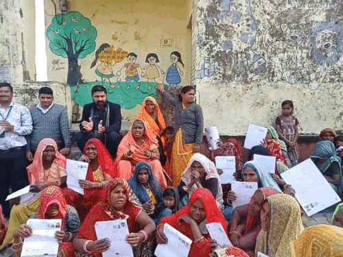 झालावाड़ में झालरापाटन एसडीएम अभिषेक चारण (काले जैकेट में) गांव-गांव जाकर ग्रामीणों को SIR फॉर्म भरने के लिए प्रेरित कर रहे हैं। वृंदावन गांव की महिलाएं तो गीत गाने लगीं।